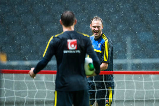 Träning på Friends Arena. Andreas Granqvist skrattar