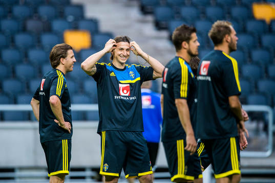 Träning på Friends Arena. Nils-Eric Johansson och Zlatan