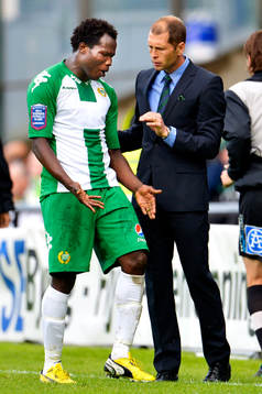 Hammarbys Monday James blir utvisad och pratar med