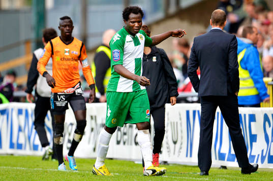 Hammarbys Monday James blir utvisad och i bakgrunden syns