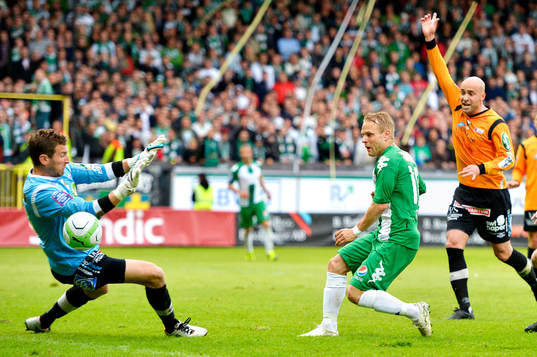 Hammarbys Erik Sundin gör 1-0 i matchen mellan Hammarby