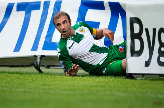 Hammarbys Kennedy Bakircioglu tittar fram mellan två