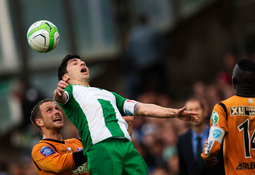Varbergs Filip Svenberg och Hammarbys Nahir Besara i en