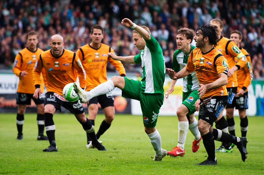 Hammarbys Erik Sundin tar sig igenom Varbergs försvar och