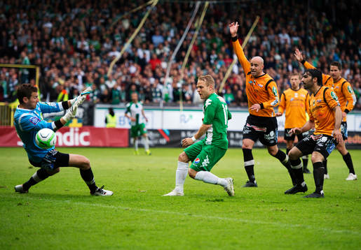 Hammarbys Erik Sundin gör 1-0 bakom Varbergs målvakt Dan