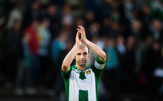 Hammarbys Kennedy Bakircioglu tackar publiken när han
