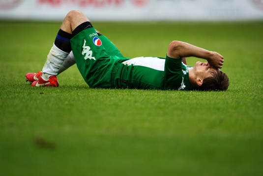 Hammarbys Billy Schuler ligger ner på gräset