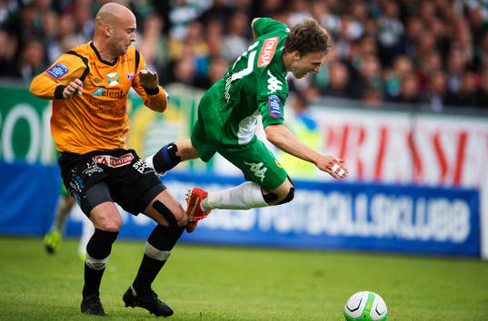 Varbergs Erkan Saglik tacklar Hammarbys Billy Schuler i