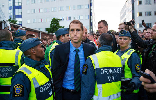 Hammarbys tränare Gregg Berhalter konfronteras av