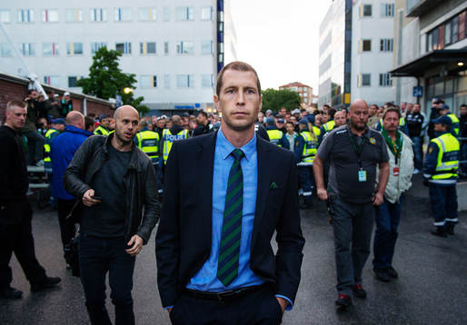 Hammarbys tränare Gregg Berhalter konfronteras av