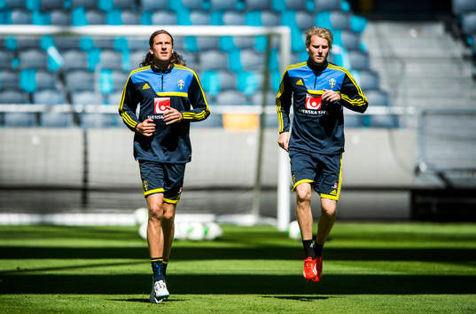 Träning på Friends Arena. Jonas Olsson och Ola Toivonen