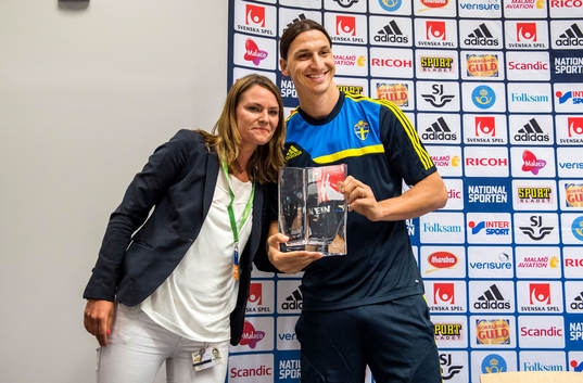 Zlatan Ibrahimovic får pris av Sportjournalisternas Klubb