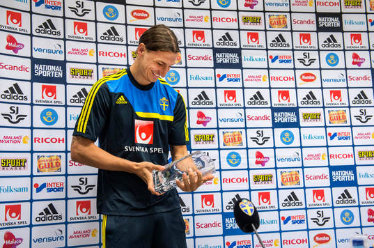 Zlatan Ibrahimovic får pris av Sportjournalisternas Klubb