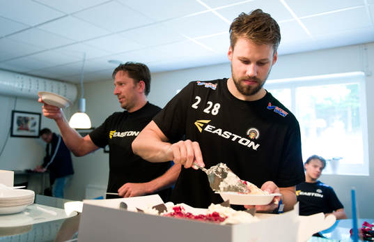 Dick Axelsson lägger upp en bit tårta på sin talrik