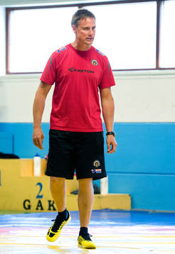 Roger Rönnberg, tränare Frölunda, går runt och peppar