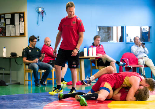 Roger Rönnberg, tränare Frölunda, går runt och peppar