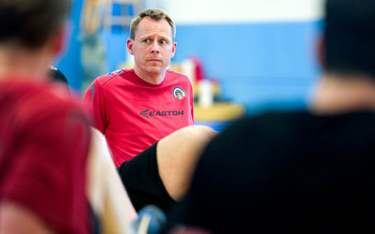 Robert Ohlsson, assisterande tränare Frölunda, ser