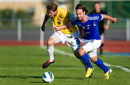 Närkamp mellan Adam Eriksson, Falkenberg, och Simon Helg,