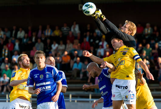 Oscar Berglund, målvakt, Sundsvall, boxar ut bollen över