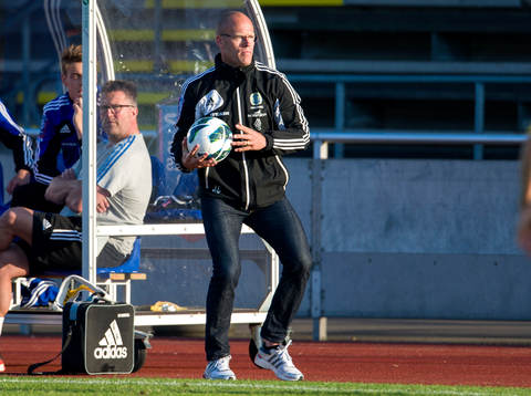 Joel Cedergren, tränare Sundsvall, med bollen
