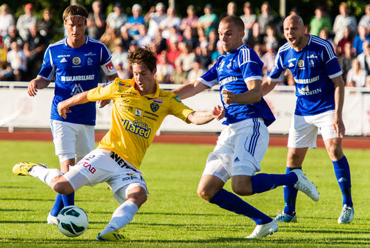 Victor Sköld, Falkenberg, laddar för skott mot mål