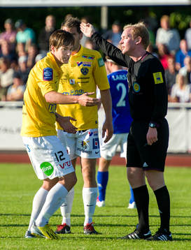 Victor Sköld, Falkenberg, diskuterar med domaren Per Melin