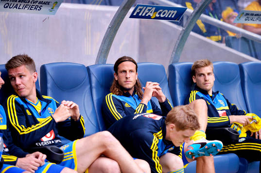 Sveriges Jonas Olsson på bänken i matchen mellan Sverige