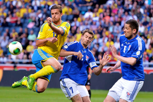 Sveriges Per Nilsson går mot bollen