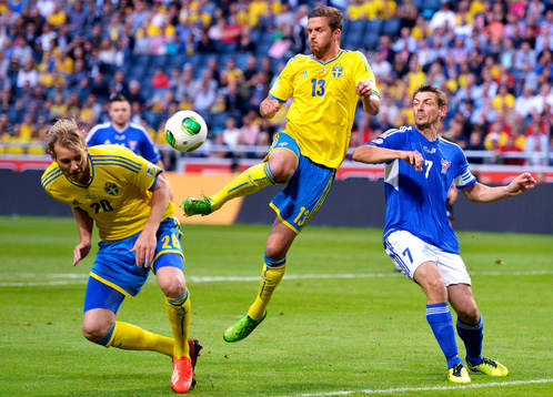 Sveriges Per Nilsson går mot bollen