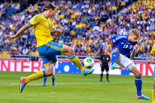 Sveriges Zlatan Ibrahimovic anfaller
