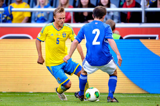 Sveriges Pierre Bengtsson tunnlar Färöarnas Jonas Tor