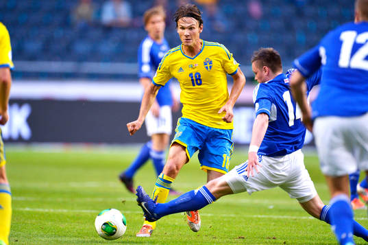 Sveriges Albin Ekdal passar bollen i matchen mellan Sverige