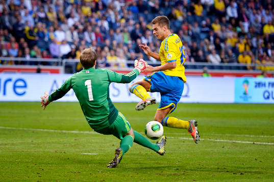 Sveriges Alexander Kacaniklic kommer fri mot Färöarnas