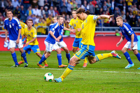 Sveriges Zlatan Ibrahimovic skjuter