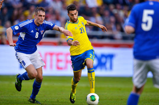 Sveriges Jimmy Durmaz jagas av Färöarnas Heini Vatnsdal i