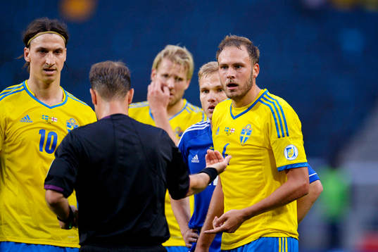 Sveriges Andreas Granqvist argumenterar med domaren innan
