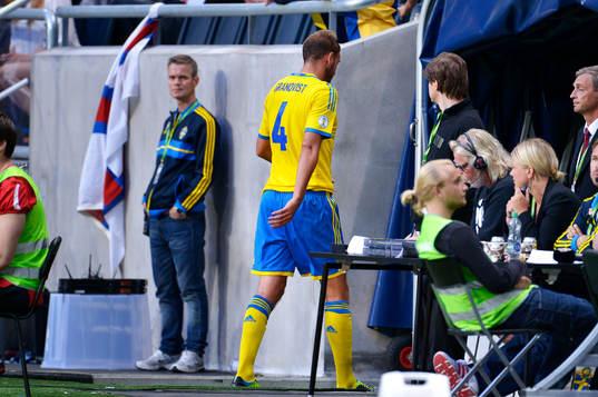 Sveriges Andreas Granqvist lämnar planen