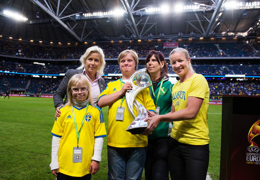 Deltagare i Special Olympics och Victoria Svensson deltar i
