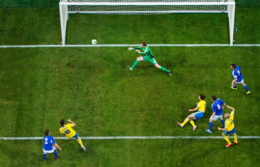 Sveriges Zlatan Ibrahimovic skjuter in 1-0 bakom