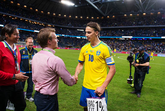 Sveriges Zlatan Ibrahimovic tar emot priset som matchens