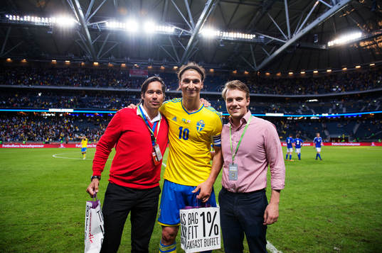 Sveriges Zlatan Ibrahimovic tar emot priset som matchens