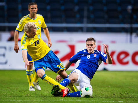 Sveriges Ola Toivonen blir tacklad av Färöarnas Heini