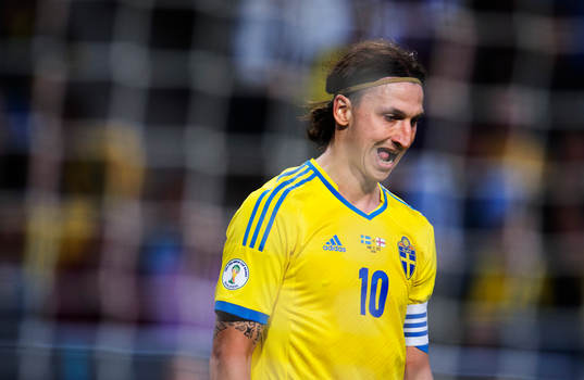 Sveriges Zlatan Ibrahimovic grimaserar i matchen mellan