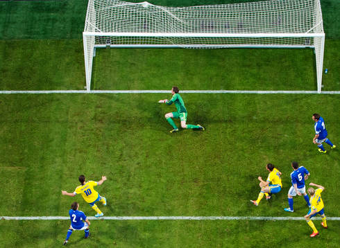 Sveriges Zlatan Ibrahimovic skjuter in 1-0 bakom