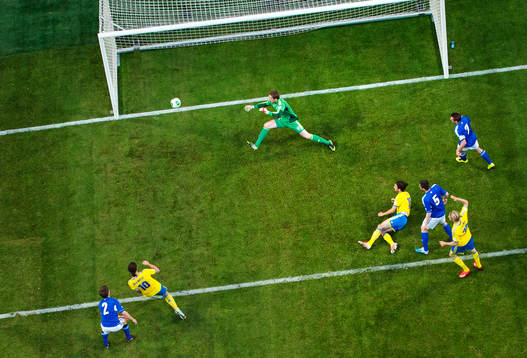 Sveriges Zlatan Ibrahimovic skjuter in 1-0 bakom