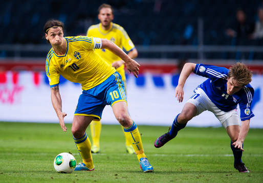 Sveriges Zlatan Ibrahimovic och Färöarnas Joan Simun