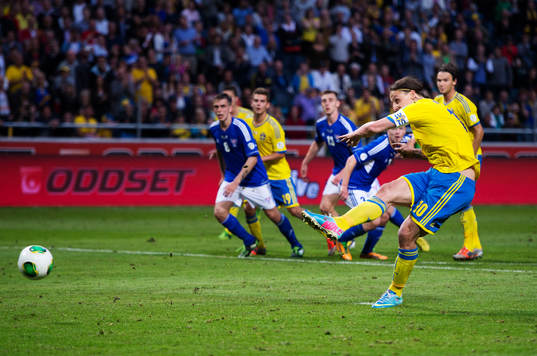 Sveriges Zlatan Ibrahimovic skjuter in 2-0 på straff i