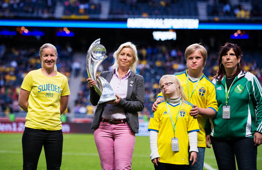 Deltagare i Special Olympics och Victoria Svensson deltar i