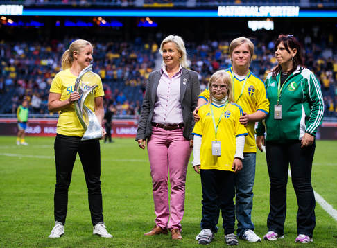 Deltagare i Special Olympics och Victoria Svensson deltar i