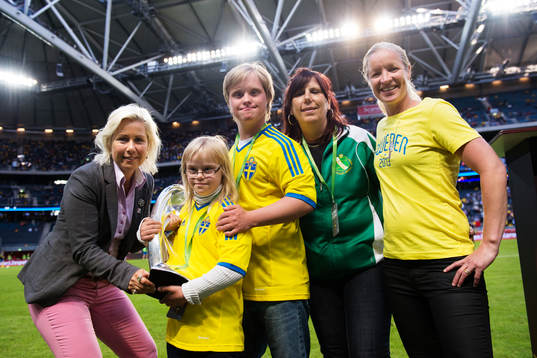 Deltagare i Special Olympics och Victoria Svensson deltar i